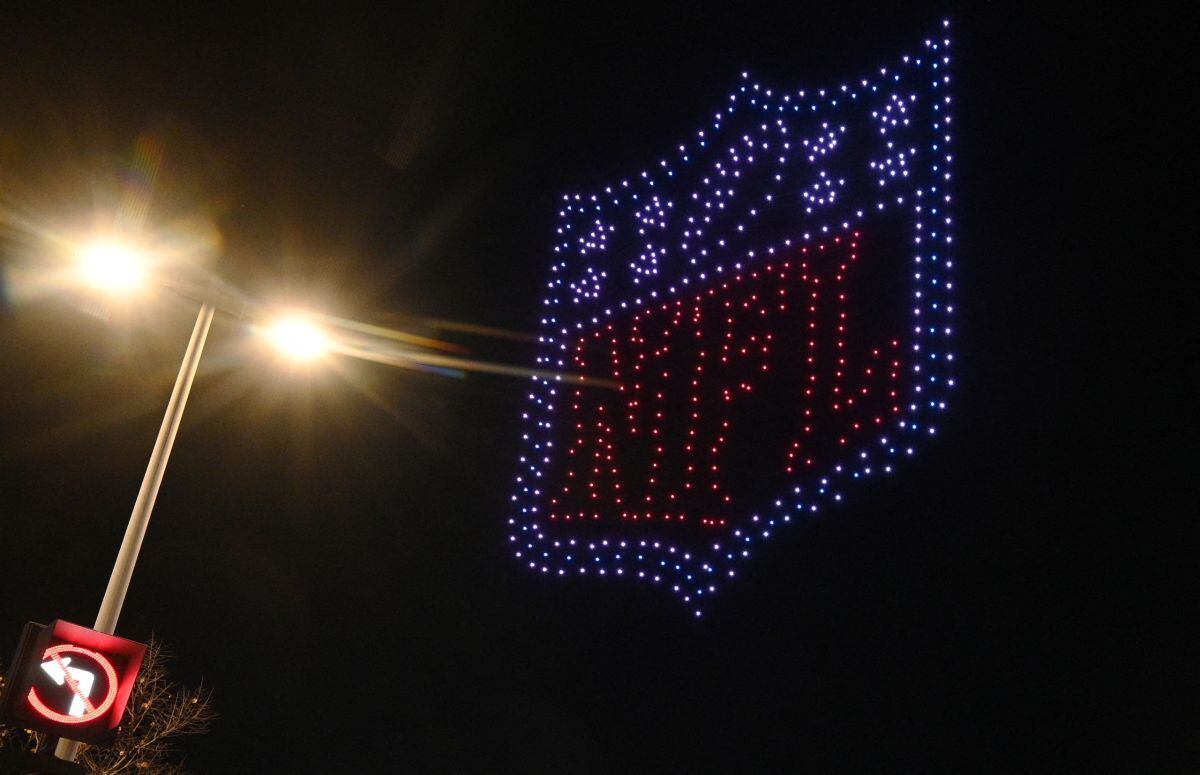 El logotipo de la Liga Nacional de Fútbol Americano se ve sobre el Centro de Convenciones de Los Ángeles, mientras la NFL lleva a cabo su primer espectáculo de drones del Super Bowl el 11 de febrero de 2022 (Foto: Robyn Beck / AFP)