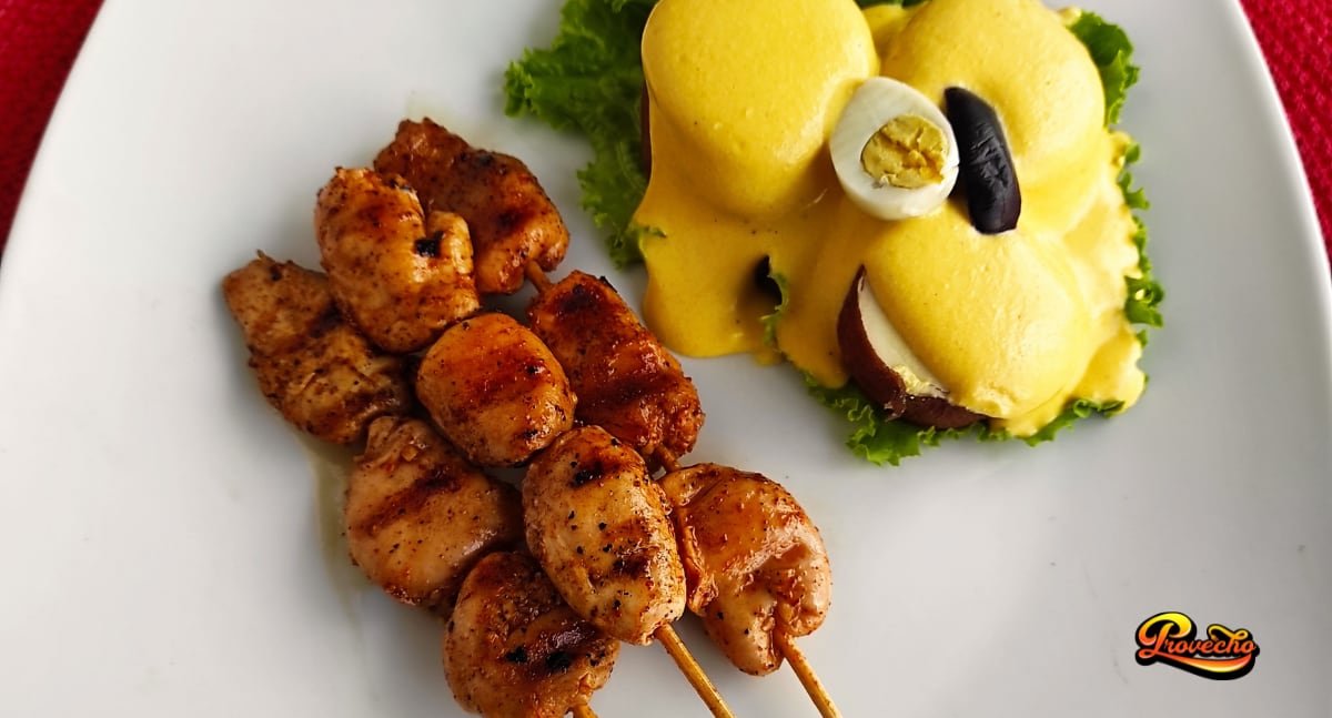 En esta ocasión, además de enseñarnos a cocinar anticuchos de pollo, Colette Olaechea nos enseña a preparar una deliciosa papa a la huancaína.