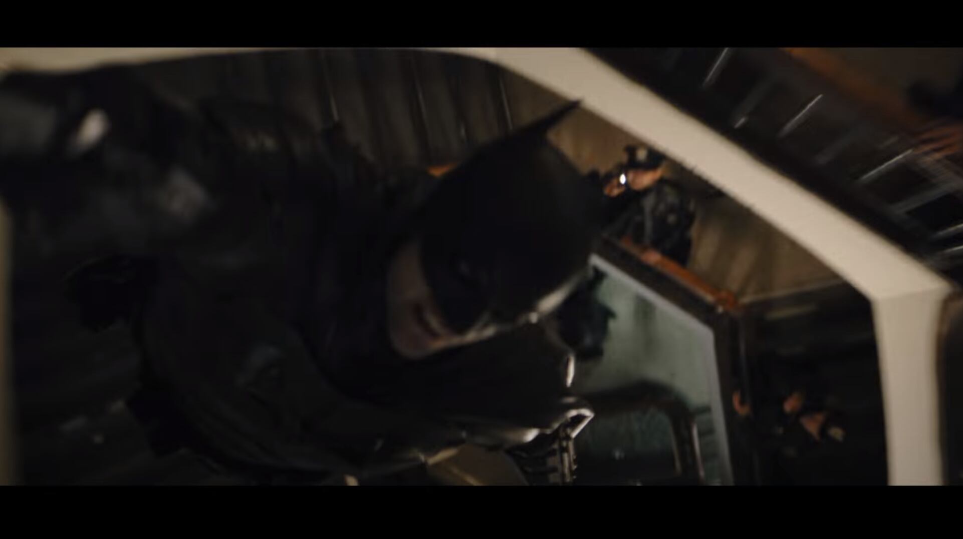 Batman huye de la Policía. Foto: Warner Bros.