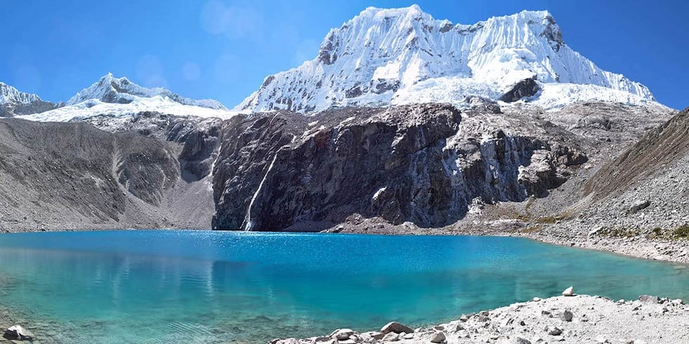 Escondida en la provincia de Yungay, la Laguna 69 se alza como un paraíso turquesa entre las majestuosas montañas de la Cordillera Blanca. Descansando a una impresionante altitud de 4604 m s. n. m. a los pies de la montaña Chacraraju, esta maravilla natural es un destino imperdible para los amantes de la fotografía. Para llegar, se debe emprender una emocionante caminata acompañado de un guía experto que te conducirá por senderos seguros. ¡No olvides estar preparado para la altitud y llevar contigo tu cámara para capturar cada momento mágico! (Foto: Perú Hop).
