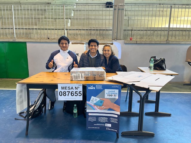 Miembros de mesa durante la jornada electoral en el Colegio Juan Neupomoceno de Sevilla. (Consulado General del Perú en Sevilla).