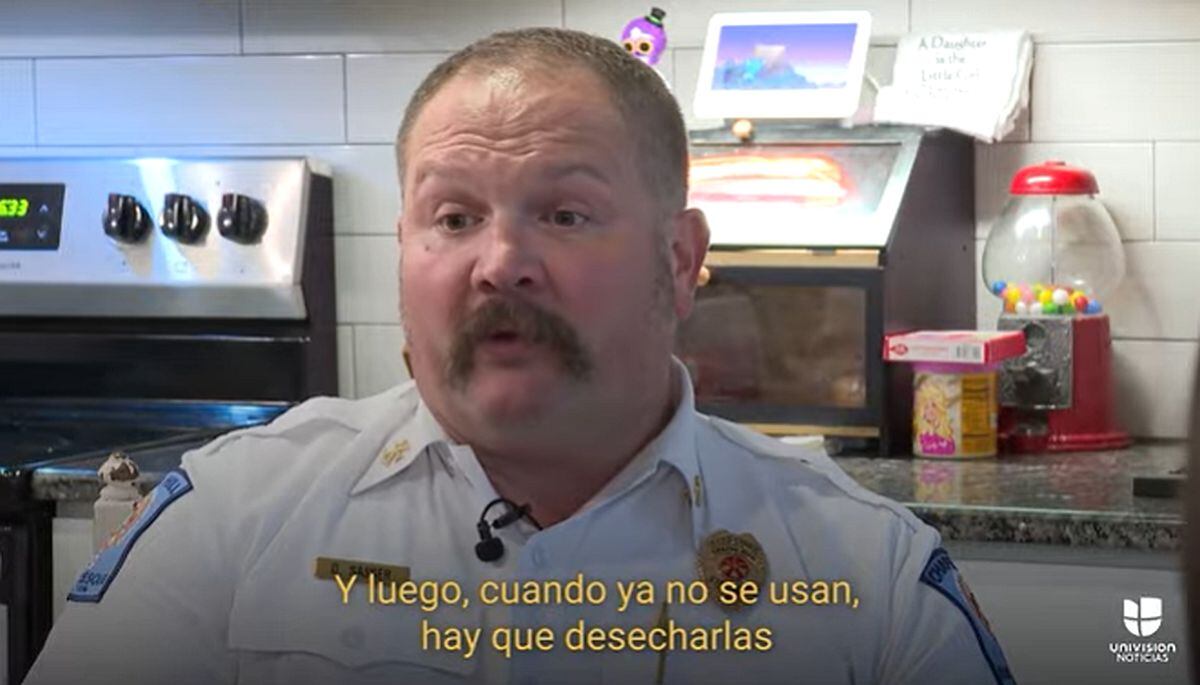 El Departamento de Bomberos aprovechó el hecho para recordar a la comunidad la importancia de cargar, almacenar y manejar con precaución las baterías de iones de litio. (Foto: @univisionnoticias / YouTube)