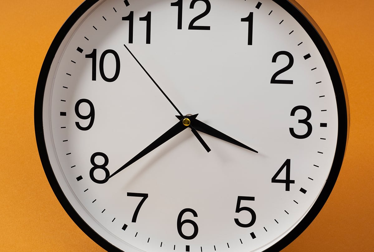 Tendrás que ajustar tus relojes hacia atrás una hora, lo que te permitirá aprovechar al máximo la luz disponible durante los meses más oscuros (Foto: Freepik)