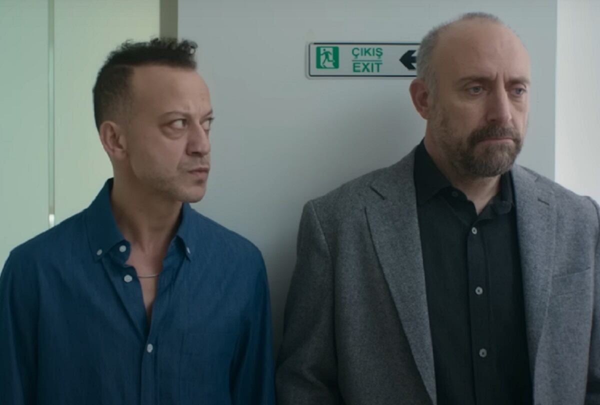 Riza Kocaoglu interpreta a Arda y Halit Ergenç interpreta a Cem en la serie turca "Enamorados anónimos" (Foto: Netflix)