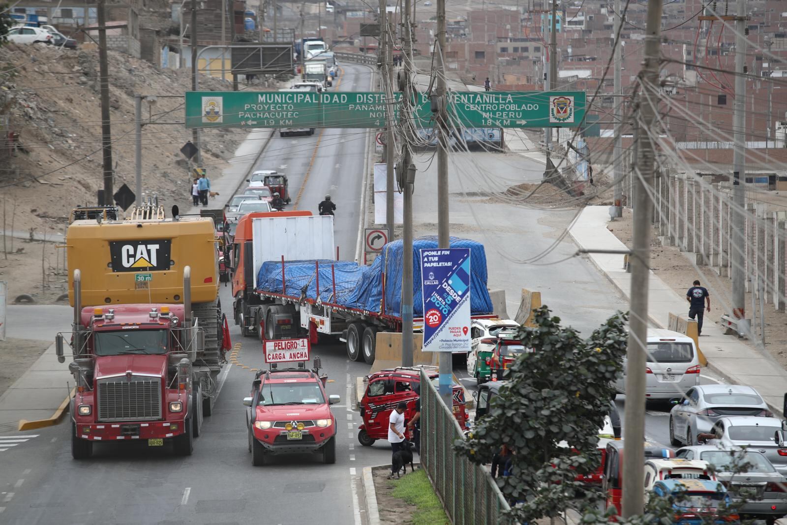 La avenida Gambetta es muy transitado por camiones y diversos vehículos pesados, lo que acrecienta el riesgo de que la pista colapse como en anteriores oportunidades. (Foto: Jorge Cerdán)