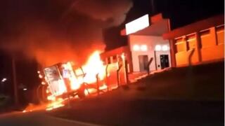 Terror en Brasil: 30 delincuentes que intentaron robar empresa de valores atacan cuartel de la policía