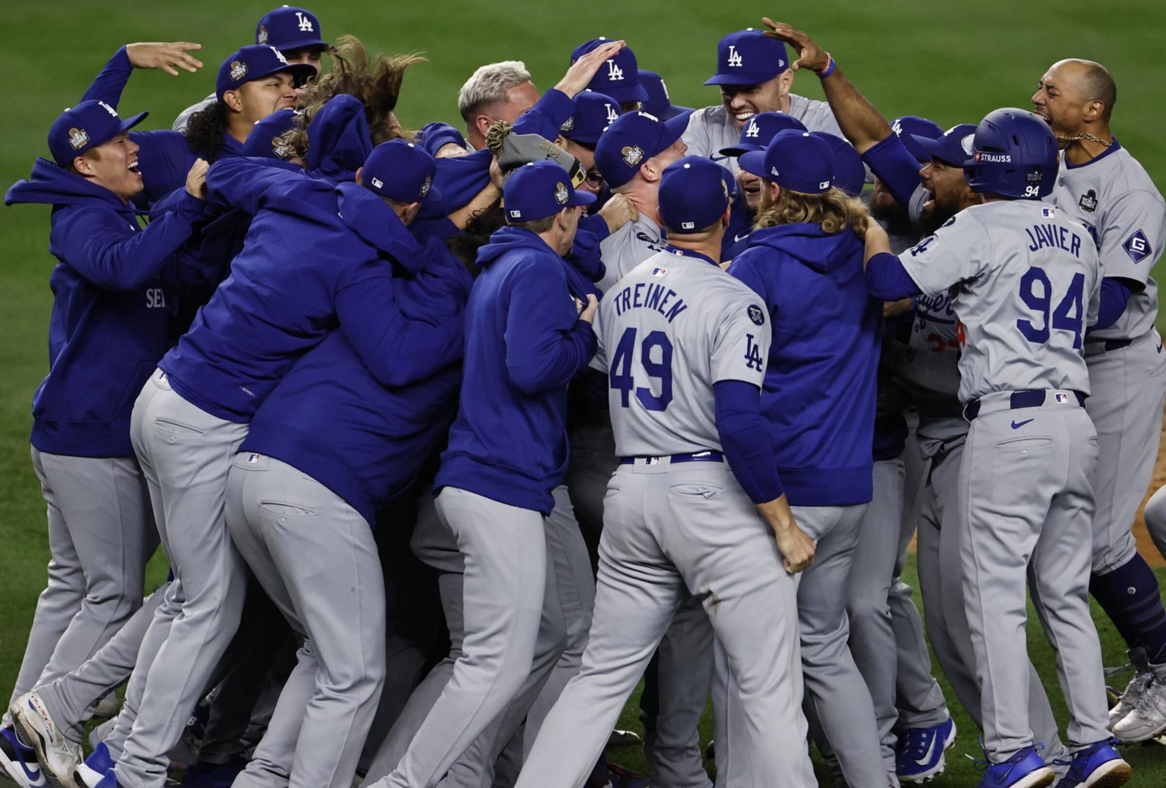 Los Ángeles Dodgers se proclamaron este miércoles campeones de la Serie Mundial de las Grandes Ligas (MLB) por octava vez en su historia, tras ganar a los Yanquis de Nueva York por 7-6 a domicilio y cerrar la serie 4-1. (Foto: EFE)