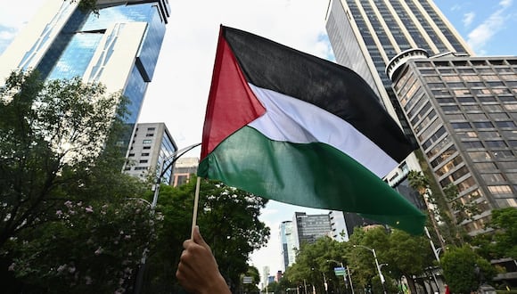 Un manifestante ondea una bandera de Palestina durante una manifestación pro palestina frente a la embajada de Estados Unidos en la Ciudad de México, el 1 de junio de 2024. (Foto de Pedro PARDO / AFP)