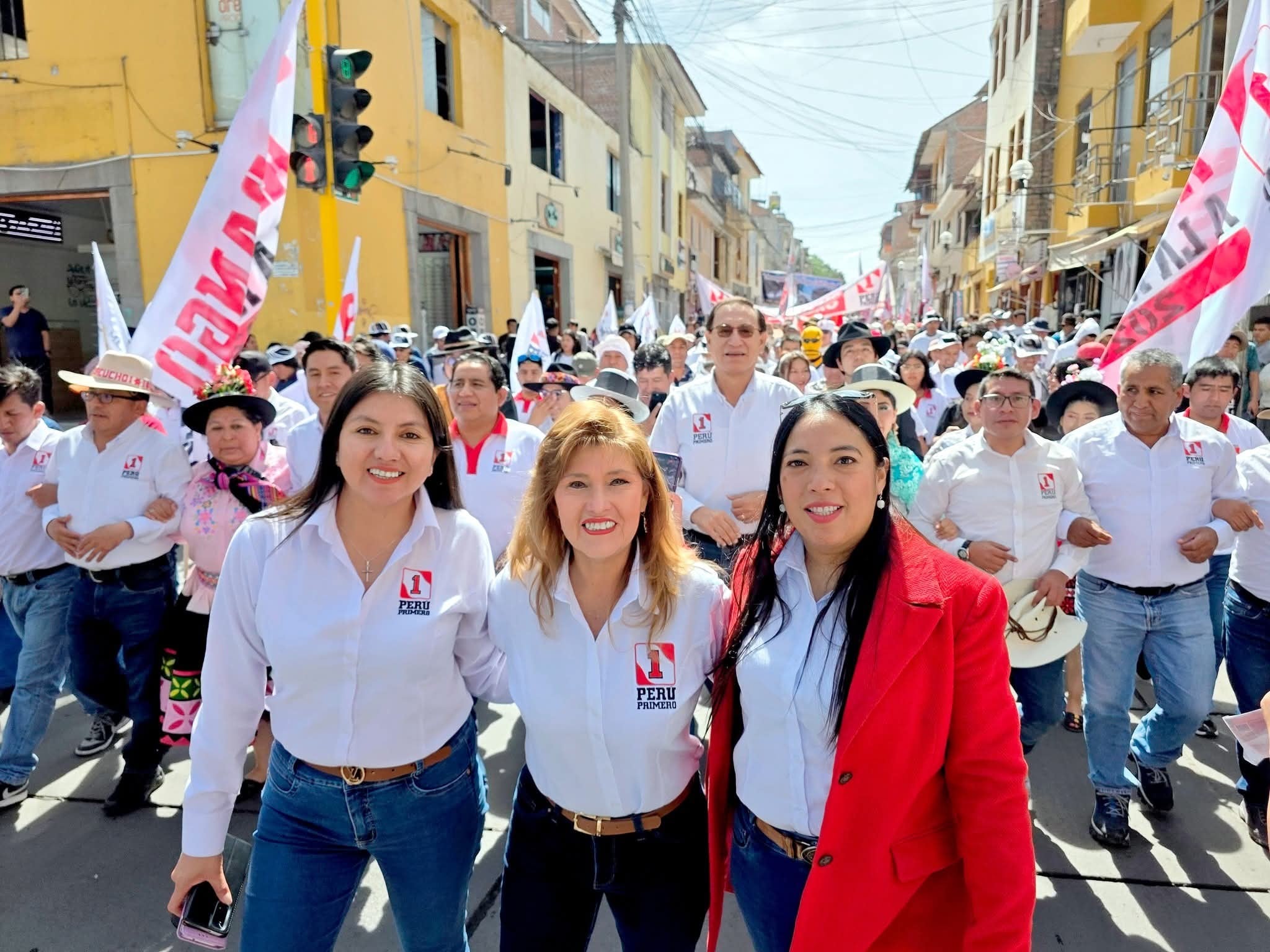 Las integrantes del CEN de Perú Primero Eunice Dextre Castillejo, Gianinna Manrique Mansilla y Rocío Farfán Uribe son señaladas de realizar cambios al interior del partido, aprovechando la ausencia de Vizcarra Cornejo. (Foto: Facebook)