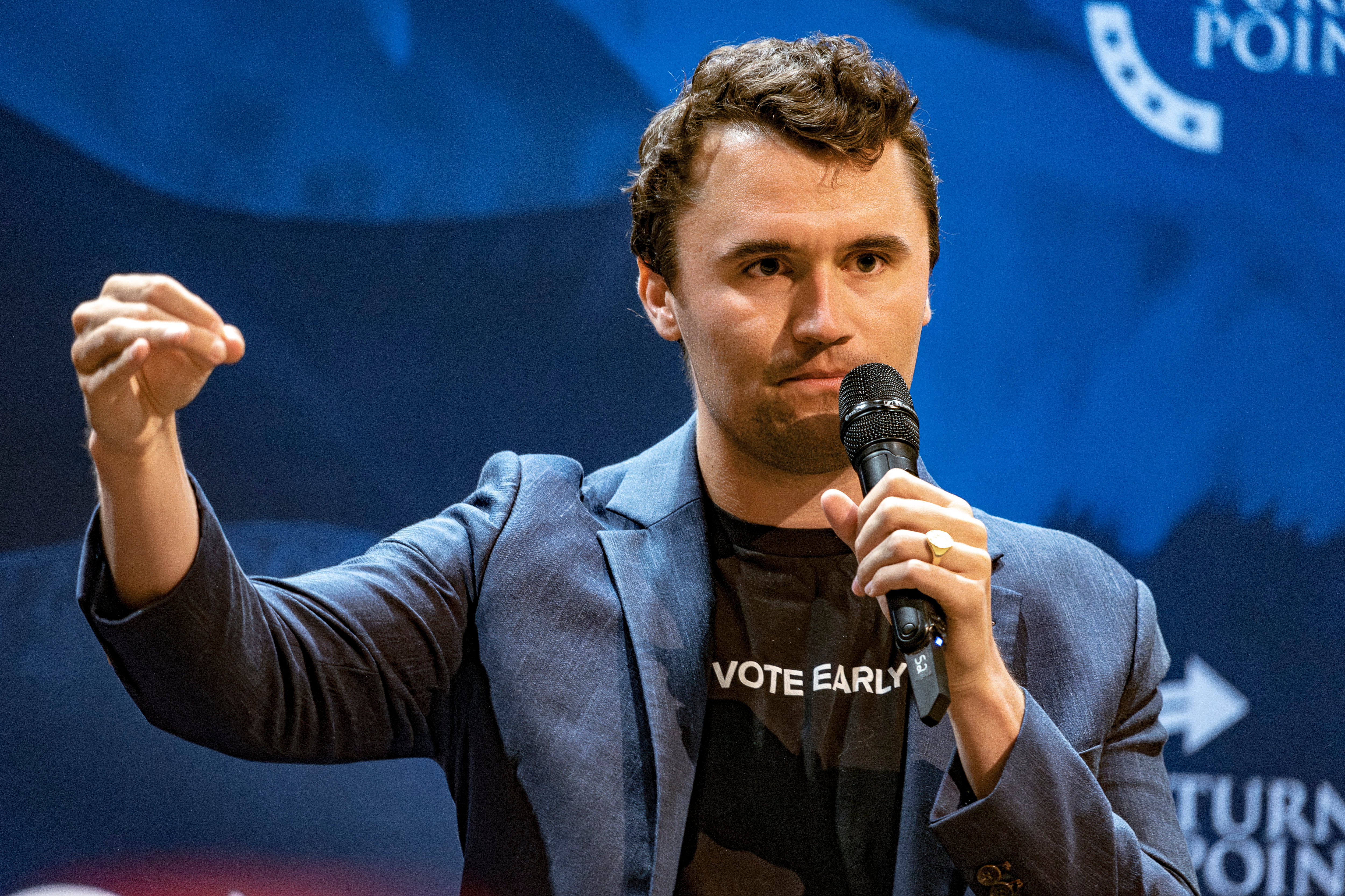 El activista político conservador Charlie Kirk, fundador de Turning Point Action, habla durante una reunión en el campus de la Universidad de Arizona el 17 de octubre de 2024. (Foto de Olivier Touron / AFP).