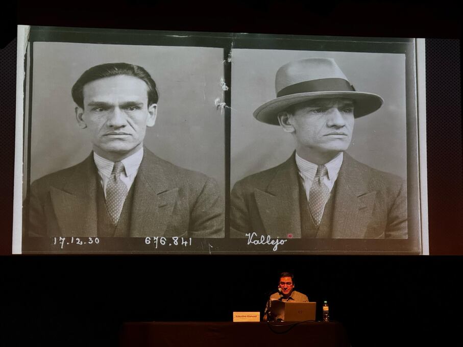 Las dos fotografías tomadas a César Vallejo en la prefectura de París, en diciembre de 1930. Hallazgo del investigador Valentino Gianuzzi, que las presentó en el MALI. (Foto: Karina Córdova/MALI)