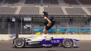 El increíble salto mortal sobre un Fórmula E [VIDEO]