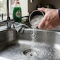 Echar sal en el fregadero de la cocina: para qué sirve y cómo hacerlo