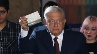 “¡Ánimo!”, dice López Obrador tras votar en las elecciones de México 