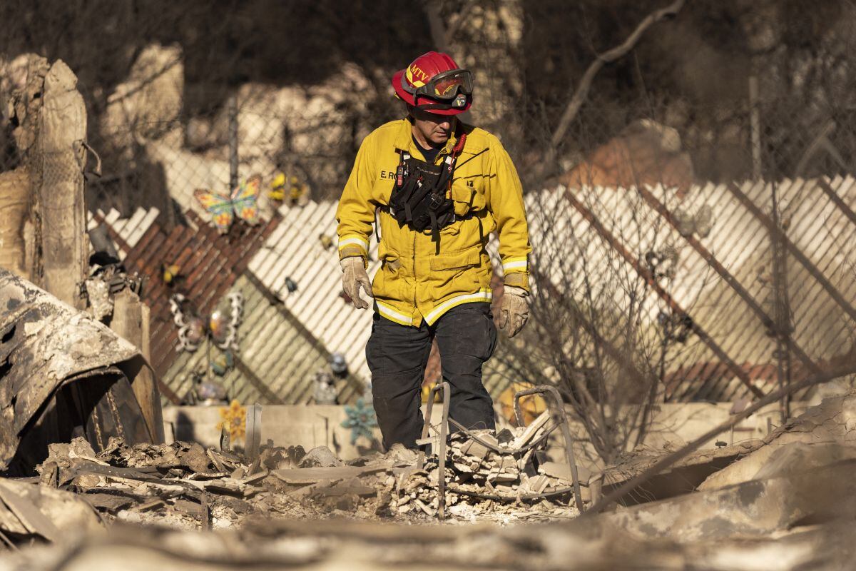 Un bombero en una operación de búsqueda y rescate producto del incendio Eaton. (Foto: AFP)