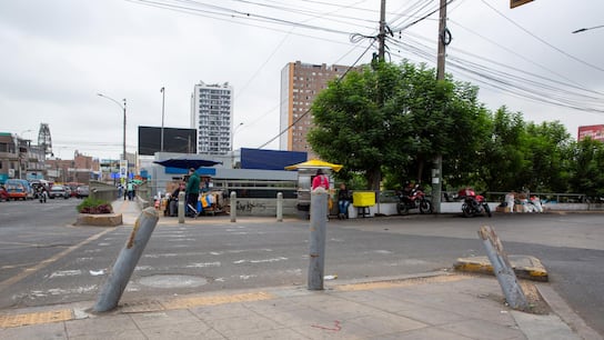 Bolardos inclinados e isla triangular de la esquina desgastada
