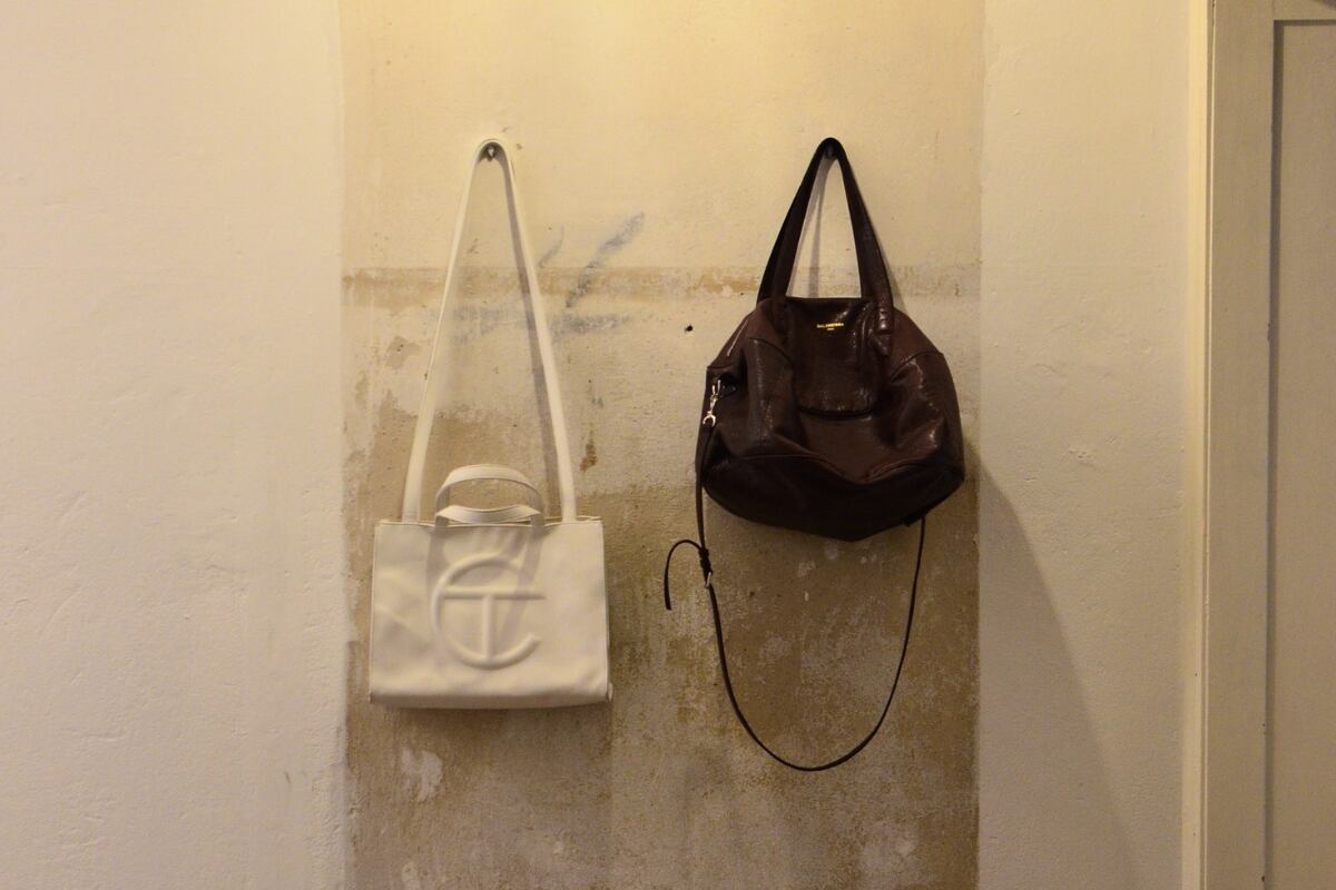 TRUCOS CASEROS | Conoce los mejores tips para reparar tus bolsos y carteras pelados. (Foto: Pexels/Skylar Kang).