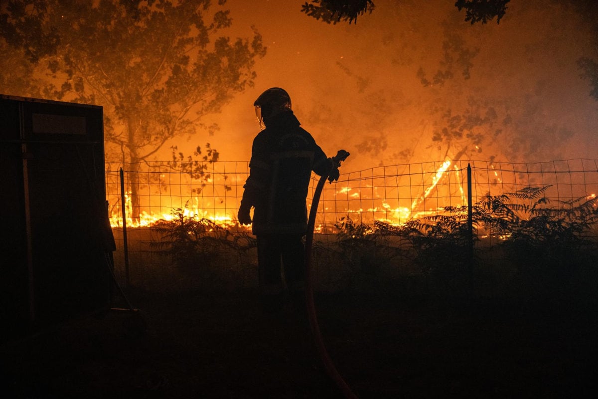 Francia combate un incendio “XXL” e “imprevisible” en la turística bahía de Arcachon