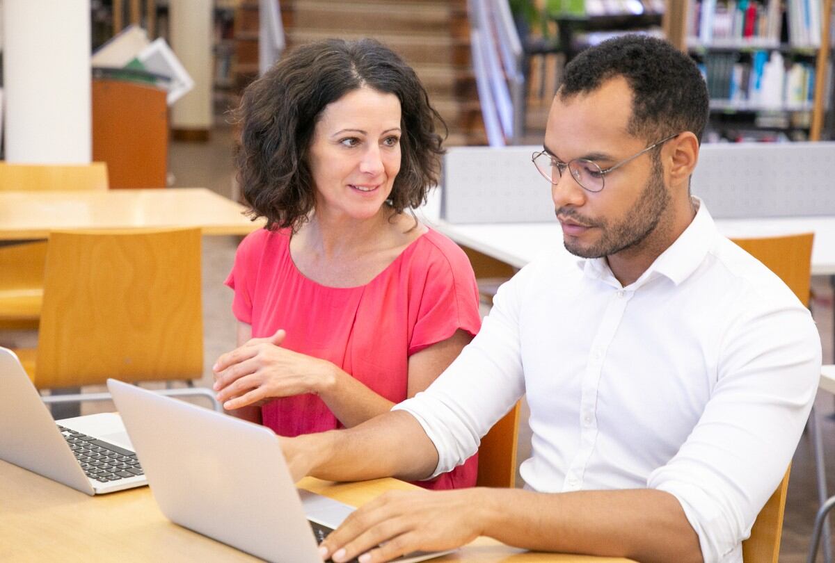 Una experta en lenguaje no verbal revela el gesto que hacen las personas que no están de acuerdo contigo durante una conversación. (Foto referencial: Freepik)