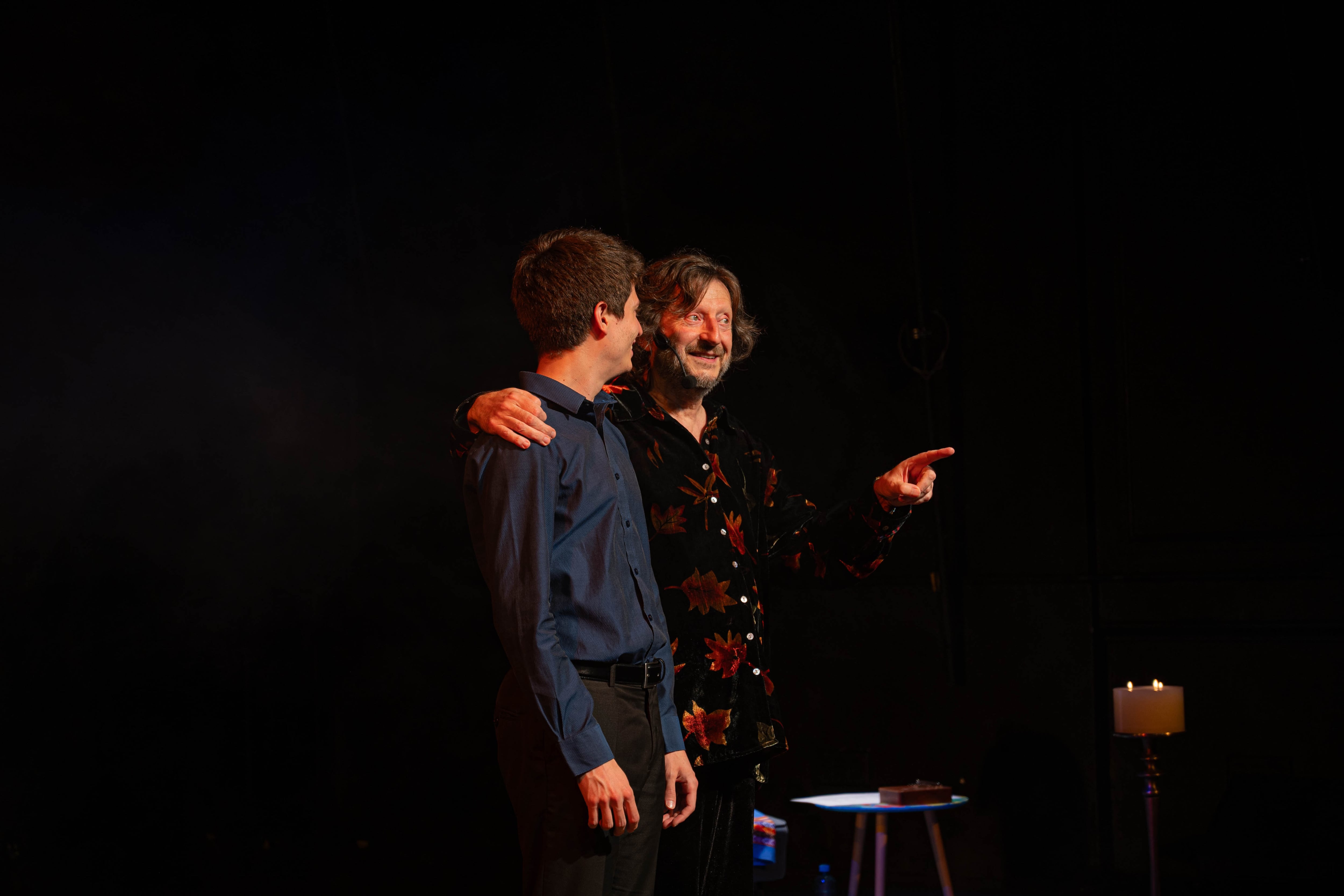 La colaboración artística entre François y Loïc Vallaeys comenzó cuando el pianista tenía apenas 11 años. Hoy, padre e hijo defienden un trabajo basado en el diálogo creativo, donde la música y la palabra tienen el mismo protagonismo.
