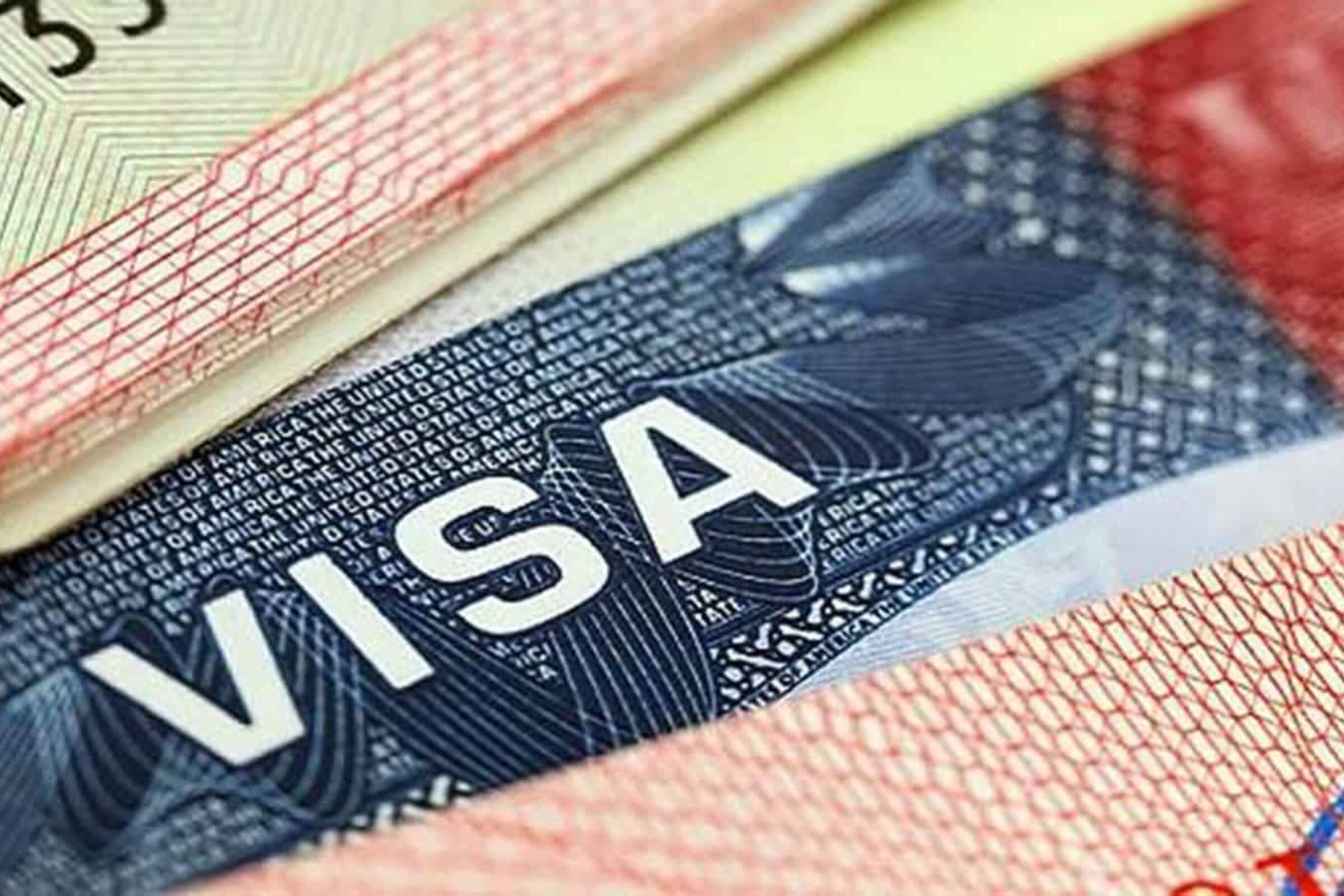 Imagen de una visa a Estados Unidos. Administración de Donald Trump pedirá hasta 15.000 dólares de depósito a algunos solicitantes (Foto: Freepik)