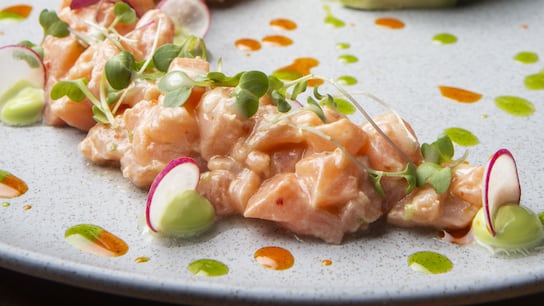 Tartar de salmón con palta y tostadas. (Foto: Heroína Estudio)