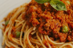 ¿Antojo de pastas? Descubre cómo cocinar unos jugosos tallarines rojos con carne