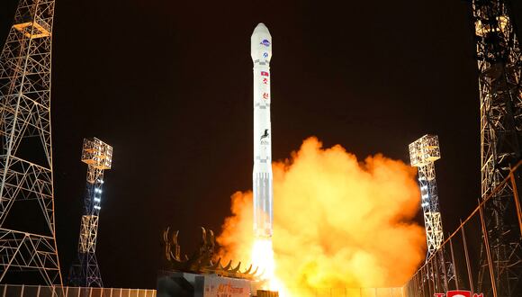 Corea del Norte dijo el 22 de noviembre que había logrado poner en órbita un satélite espía militar después de dos fracasos anteriores. (Foto de KCNA VIA KNS / AFP / ARCHIVO)