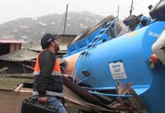 Camión cisterna cae desde cerro y destruye vivienda en Puente Piedra