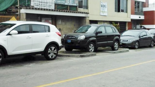 Autos se estacionan en cualquier parte en San Isidro