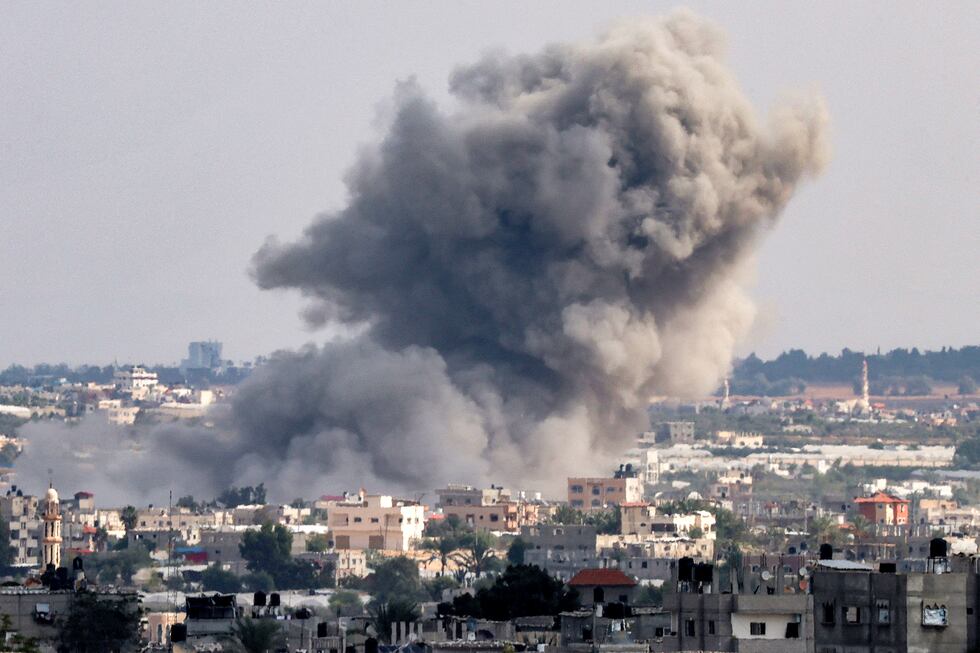 Columnas de humo se elevan después de una explosión durante el bombardeo de Israel en Rafah, en el sur de la Franja de Gaza, el 18 de octubre de 2023. (Foto de SAID KHATIB / AFP).