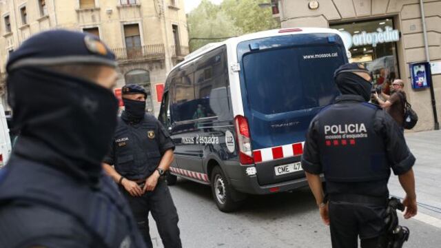 Barcelona: Policía dice que desarticuló célula terrorista pese a que un atacante sigue prófugo