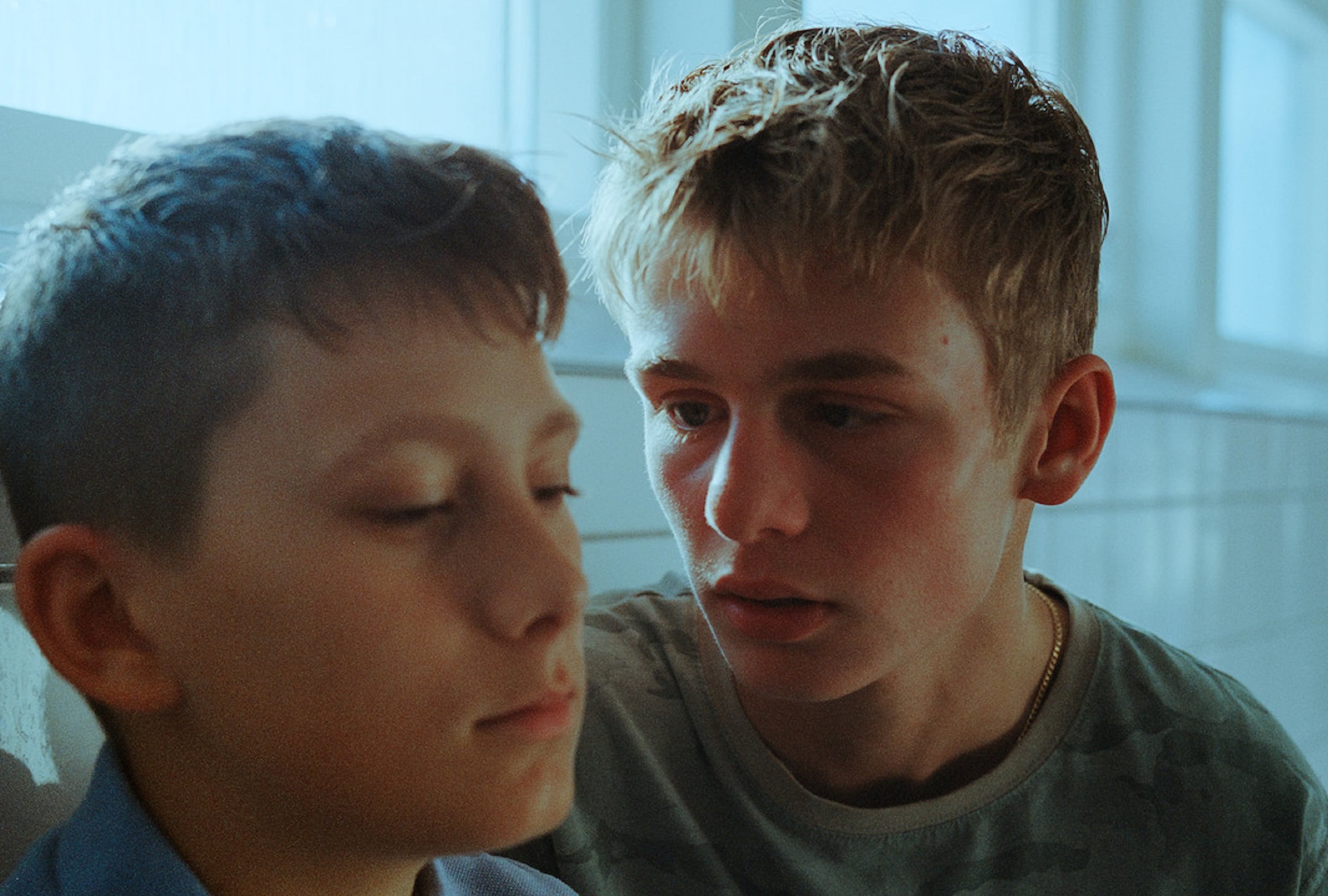 Viggo (Lukas Zuperka) después de que Oscar (Frode Bilde Rønsholt) le enseñara un video sexual en la serie danesa "Los secretos que ocultamos" (Foto: Netflix)