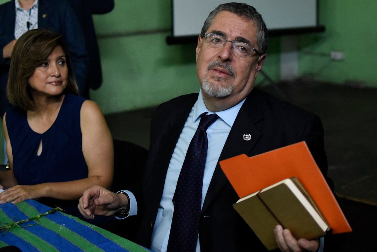 El presidente electo de Guatemala, Bernardo Arévalo, y la vicepresidenta electa, Karin Herera, asisten a una reunión con activistas de organizaciones civiles en la Ciudad de Guatemala el 5 de octubre de 2023. (Foto de Orlando ESTRADA / AFP)