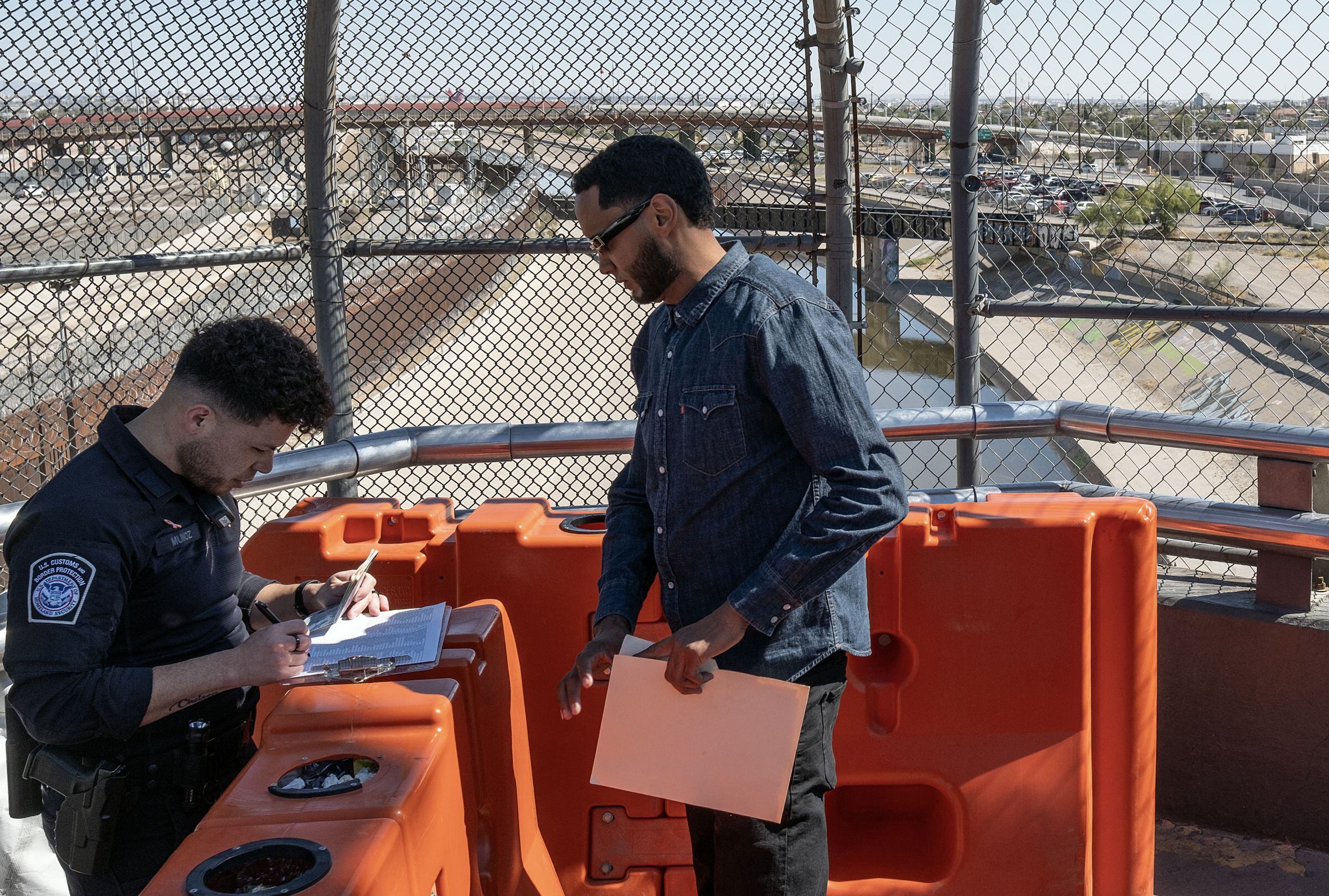 A través de la aplicación CBP One cerca de un millón de personas ha podido ingresar a Estados Unidos (Foto: AFP)