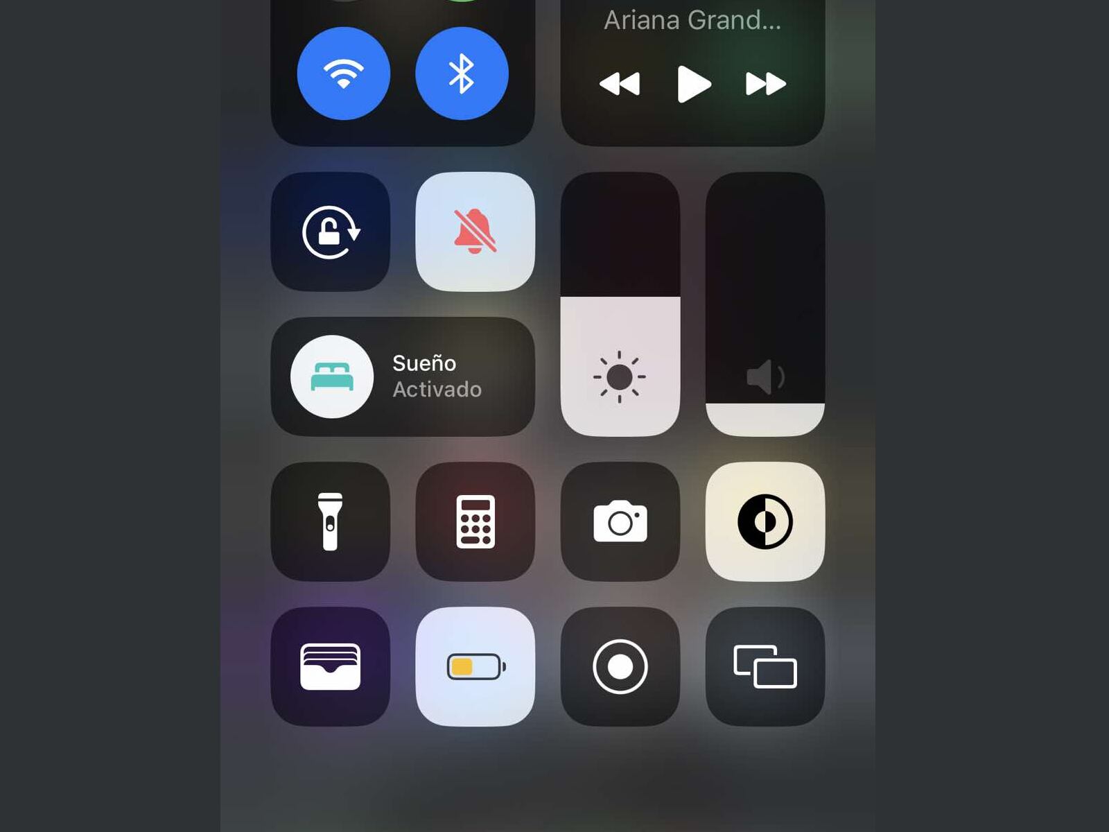 IPHONE | Presiona el logo de la linterna. (Foto: MAG - Rommel Yupanqui)