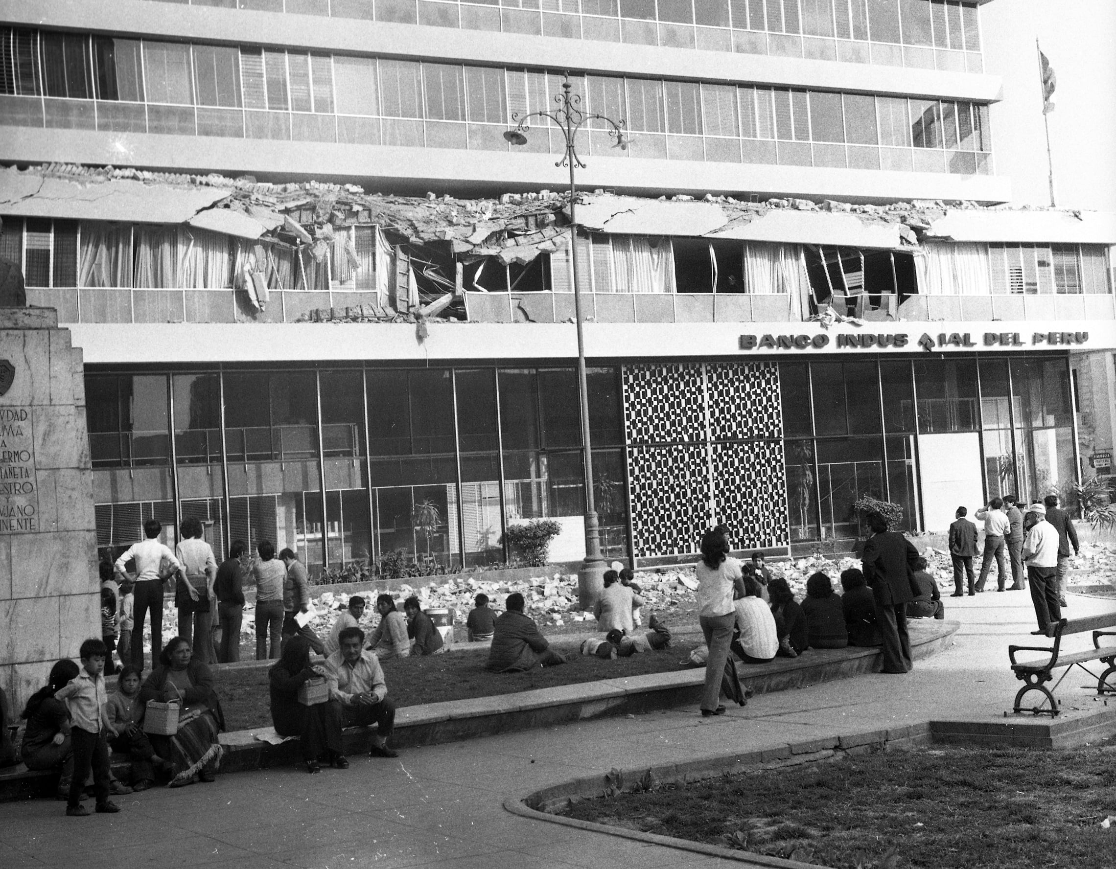 Así quedó el segundo piso del Banco Industrial, local donde hoy está la Reniec, en la Plaza Gastañeta, en el centro de Lima. (Archivo Histórico El Comercio)