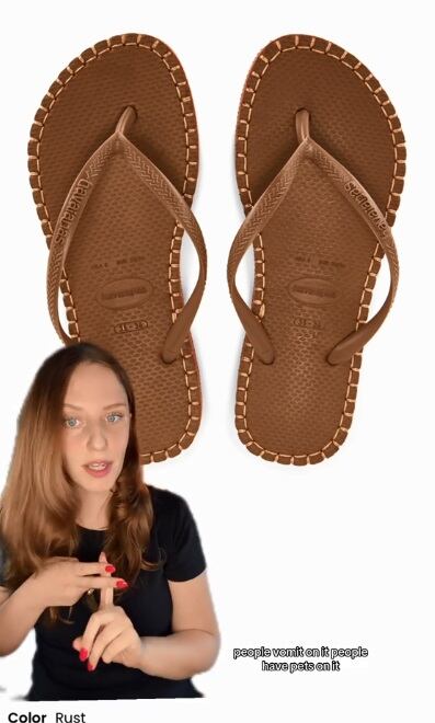 La azafata también desaconsejó usar pantalones cortos, sandalias y camisetas sin mangas al volar. (Foto: @cherdallas / TikTok)