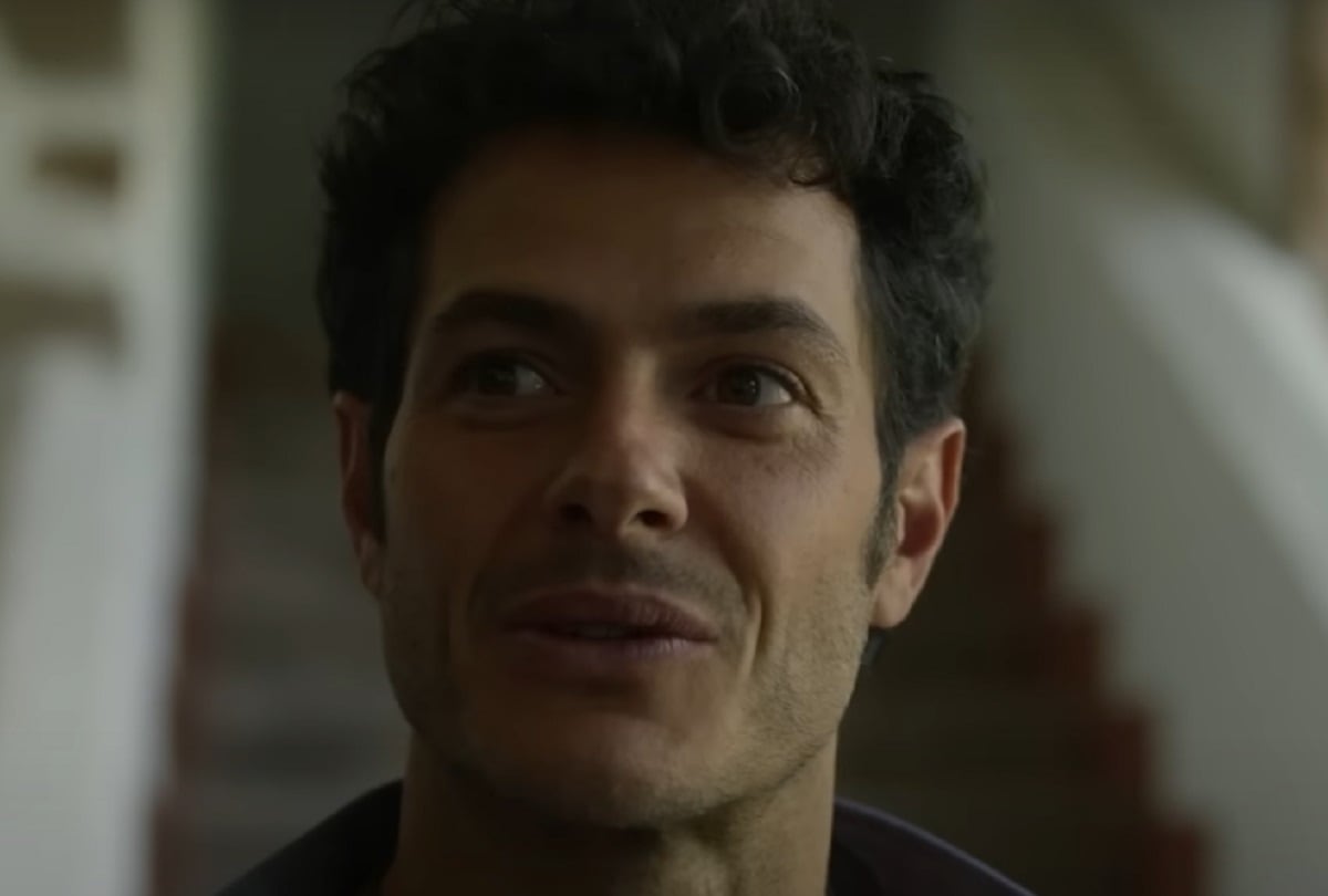 Alfonso Dosal vuelve como Miguel, un arqueólogo que busca otro tesoro, en la temporada 2 de la serie mexicana "Bandidos" (Foto: Netflix)