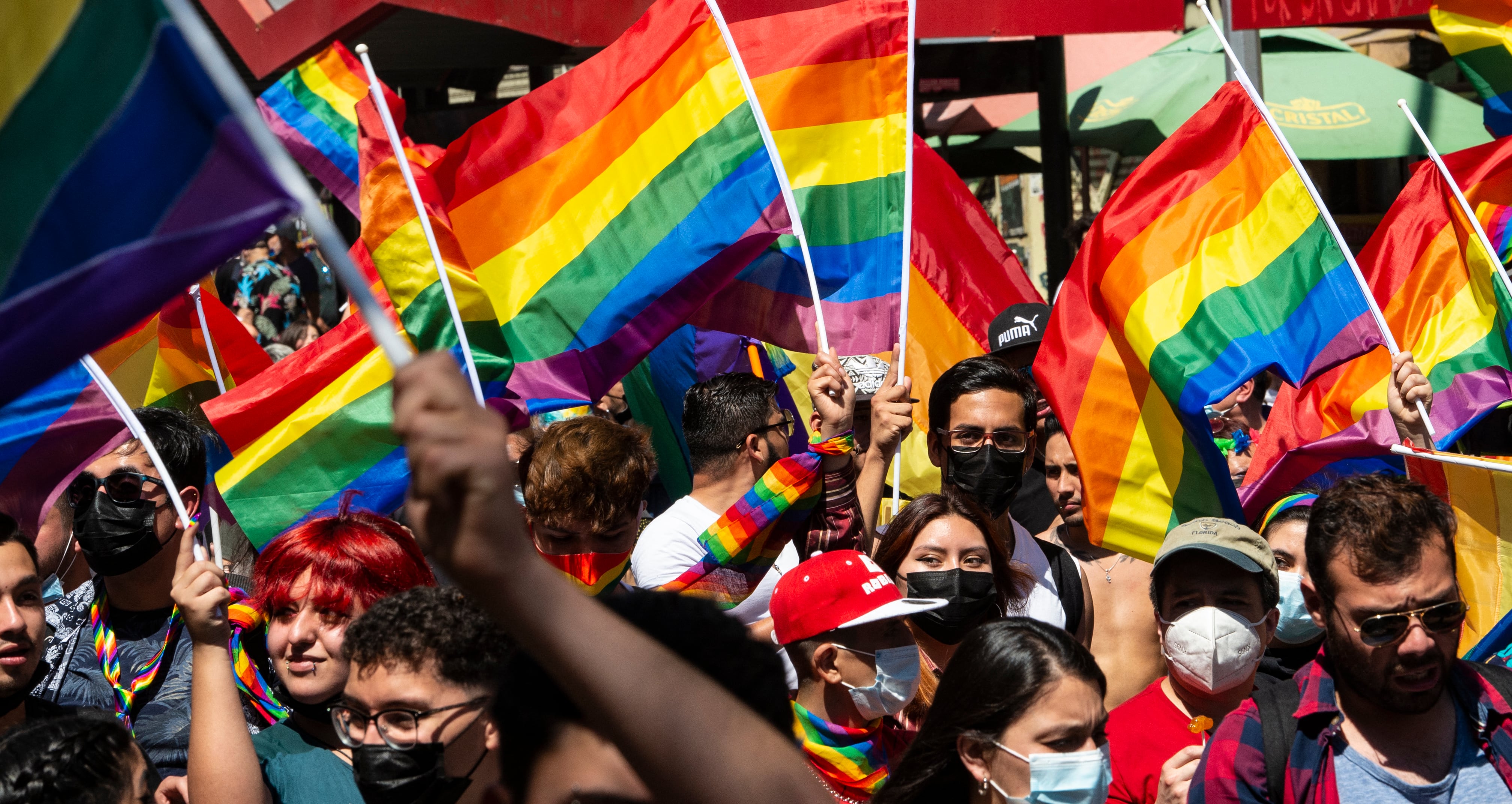 Los juerguistas participan en el Desfile del Orgullo Gay en Santiago, el 13 de noviembre de 2021. (Foto de Martin BERNETTI / AFP)