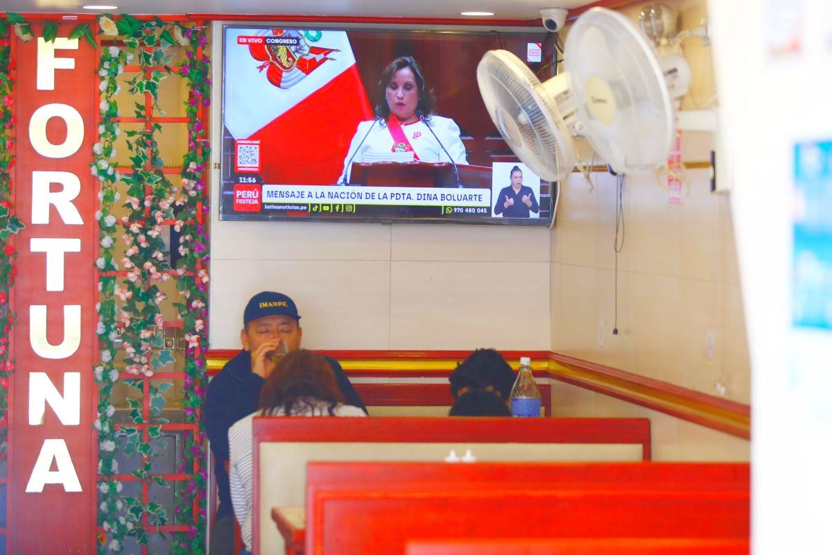 Comensales concentran su atención en el menú del día, no en las palabras de Palacio. (Foto: GEC)