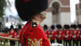 Guardia británico empujó a una turista por bloquear su paso | VIDEO | FOTOS