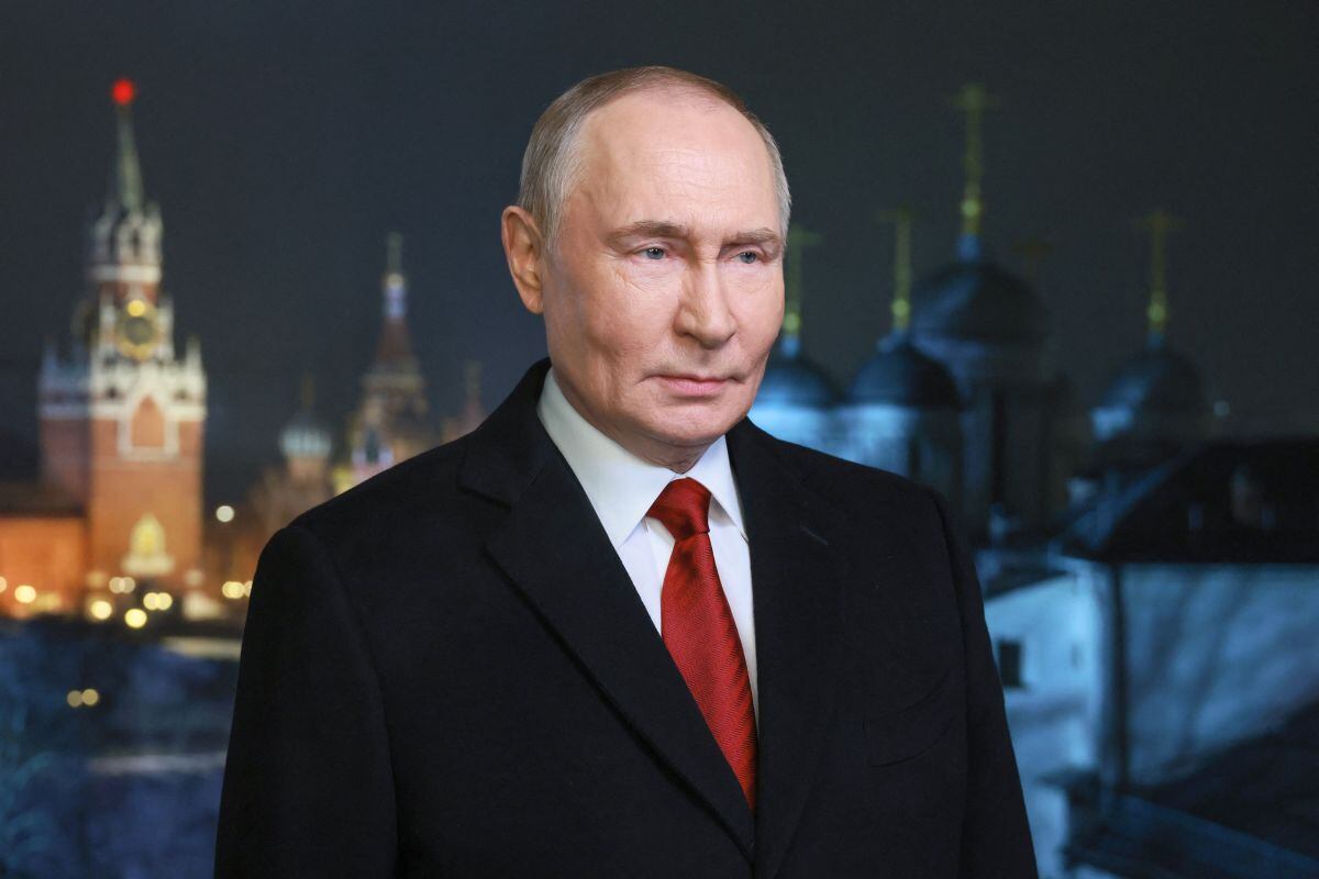 En esta fotografía colectiva distribuida por la agencia estatal rusa, el presidente ruso Vladimir Putin pronuncia su tradicional discurso televisado de Año Nuevo al pueblo ruso en Moscú el 31 de diciembre de 2025. Foto: Mikhail METZEL / POOL / AFP