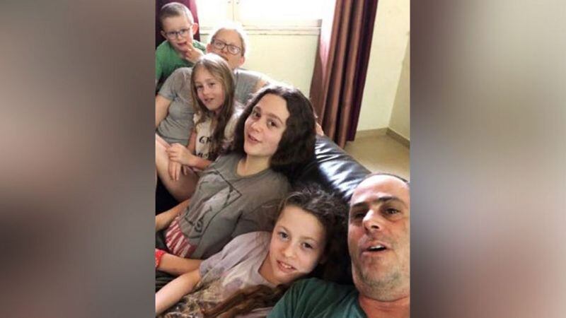 Maayan (centro) murió en el ataque de Hamás a Israel el 7 de octubre. El padre, Tsachi (sentado en el extremo derecho) fue secuestrado. (Foto familiar).