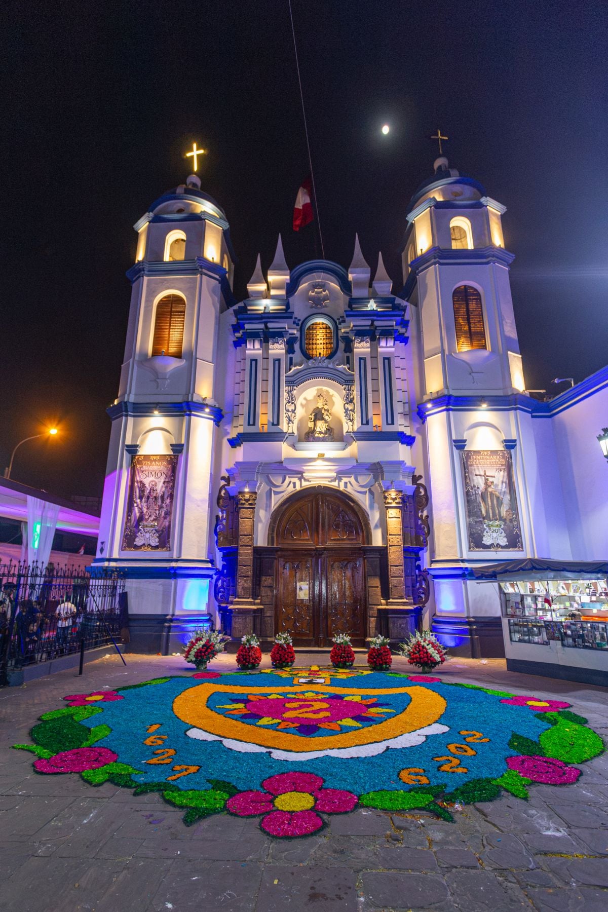 La alfombra más grande se elaboró en el atrio de la Iglesia de Nuestra Señora del Carmen, adonde llegó la procesión para despedirse de la Patrona del Criollismo.