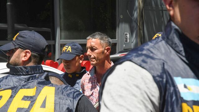 Detienen a hombre que arrojó botella a Milei en asunción presidencial de Argentina