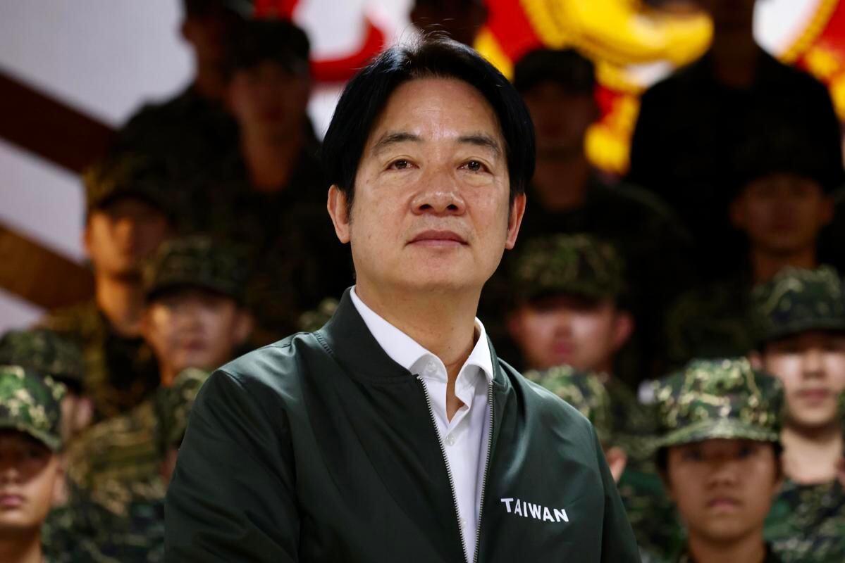 El presidente de Taiwán, Lai Ching-te (William Lai), visita una base militar en Taoyuan, Taiwán, el 23 de mayo de 2024. (Foto de EFE/EPA/RITCHIE B. TONGO)