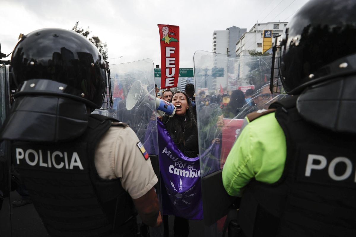 Integrantes de la Policía de Ecuador y manifestantes se enfrentan durante una movilización. Foto: EFE/ José Jácome