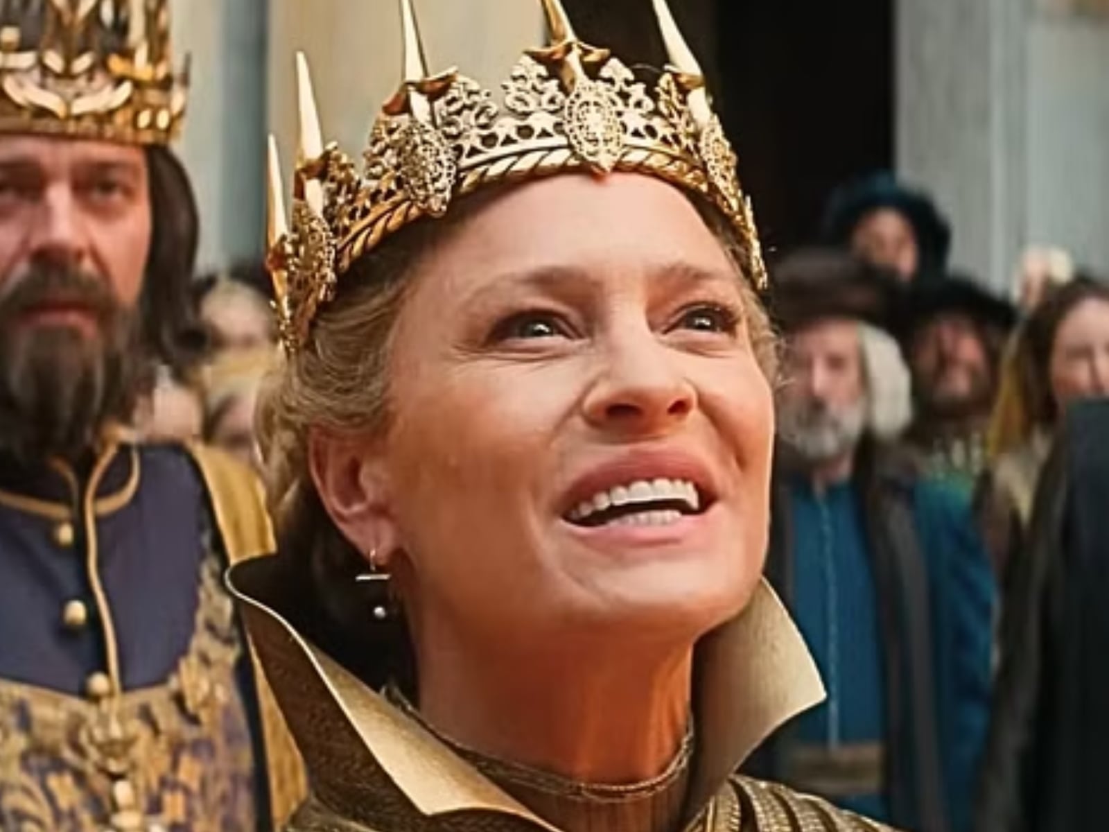 Robin Wright como la Reina Isabel, luciendo una corona, en la película "Damsel" (Foto: Netflix)