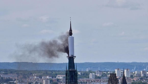 El humo sale de la aguja de la Catedral de Rouen en Rouen, norte de Francia, el 11 de julio de 2024. El alcalde de Rouen, Nicolas Mayer-Rossignol, dijo al mediodía del X que se estaba produciendo un incendio en la catedral. Foto: Patrick STREIFF / AFP